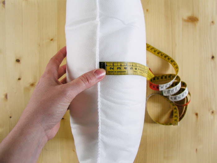Medir el ancho y alto de un cojín de costura a costura