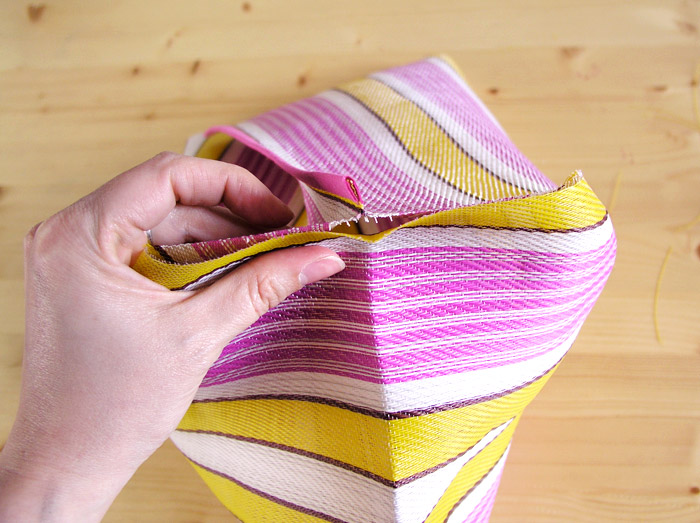 Doblar la base de la bolsa de rafia | Betsy Costura
