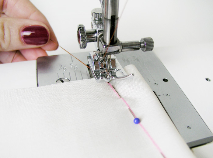 Empezar a coser la pinza por la parte ancha | Betsy Costura