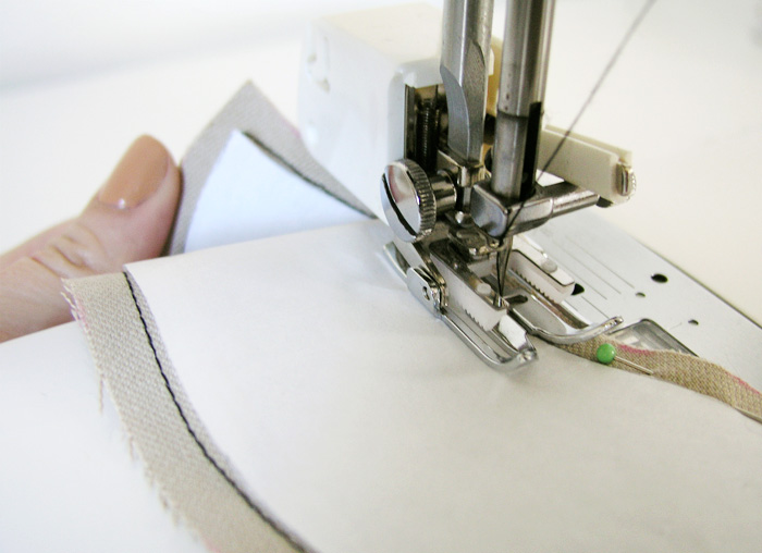 Coser en el tejido con la pieza de freezer paper como orientación La pieza de freezer paper queda adherida al tejido | Betsy Costura