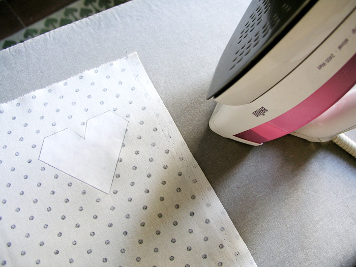 Adherir con plancha el patrón de freezer paper en la parte de atrás del tejido | Betsy Costura