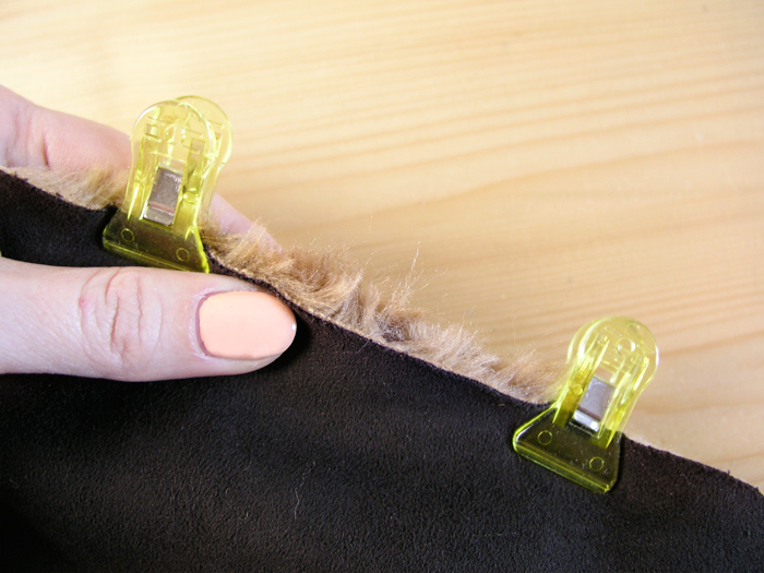 Unir costuras de los hombros con pinzas de plástico | Betsy Costura