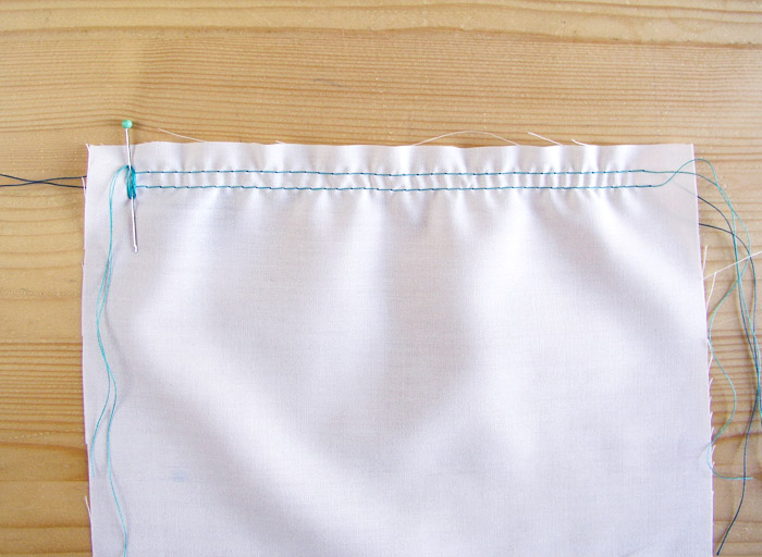 Asegurar en un alfiler los cabos de hilo de un extremo | Betsy Costura
