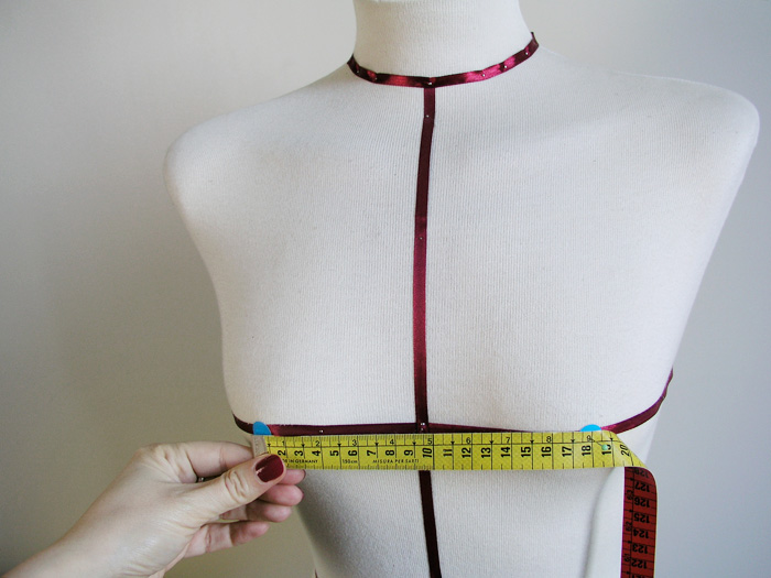 Medir la separación horizontal entre los puntos del pecho | Betsy Costura
